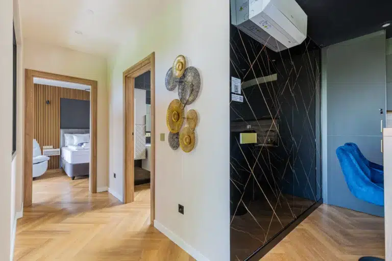 Gold House konyha étkezőpulttal és borospohárral