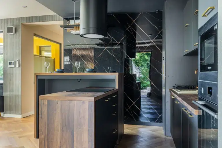 Gold House konyha fekete-arany konyhaszigettel