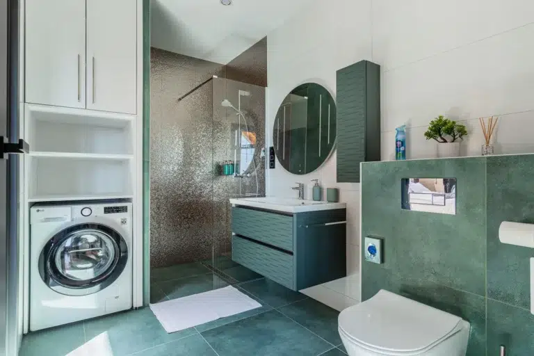 Platina House fürdőszoba zöld csempés zuhanyzóval