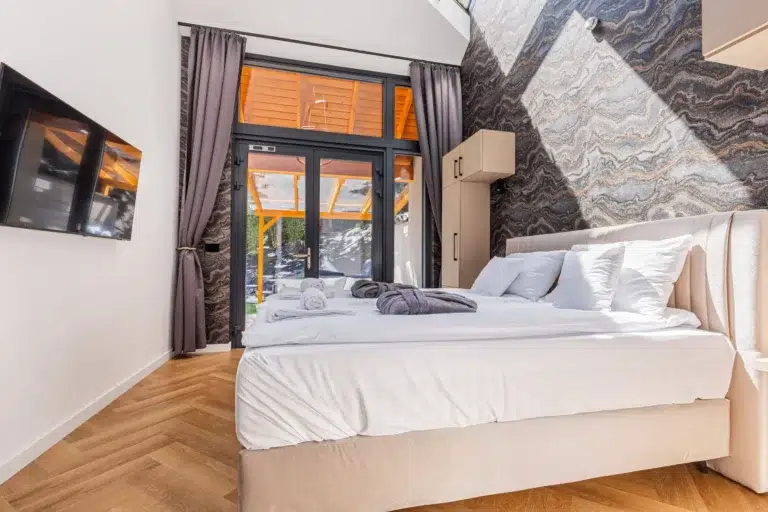 Platina House hálószoba TV-vel és teraszra néző kilátással