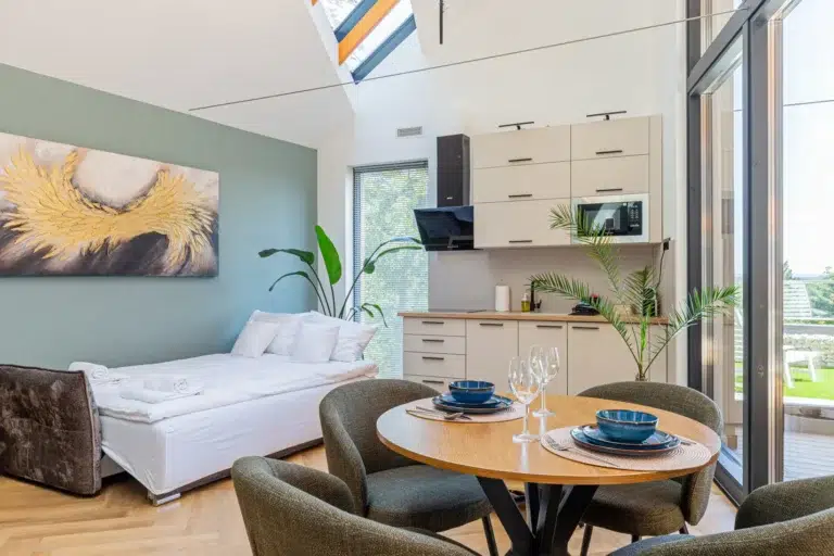 Platina House stúdió étkezőasztal jakuzzira néző kilátással
