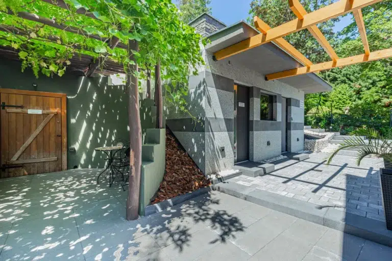 Udvar, pincebejárat szőlőlugassal az Elite House-nál